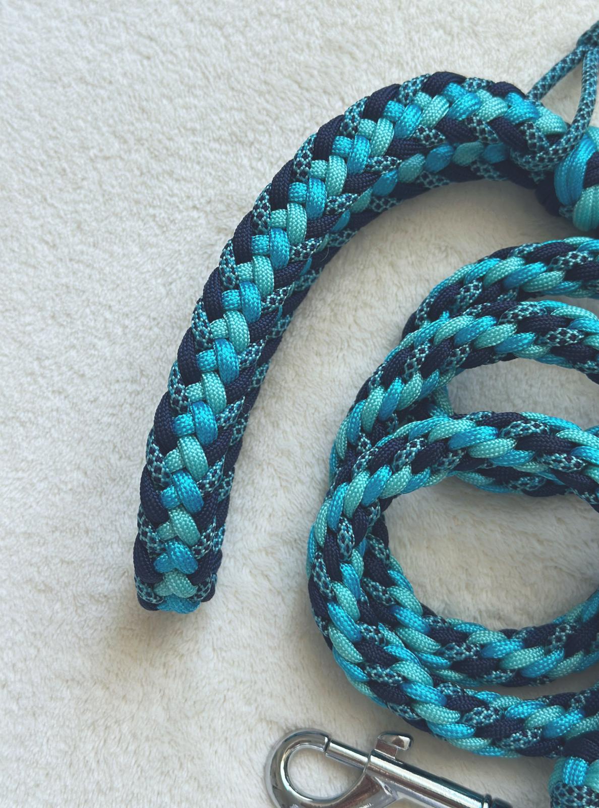 Guinzaglio in paracord azzurro/blu
