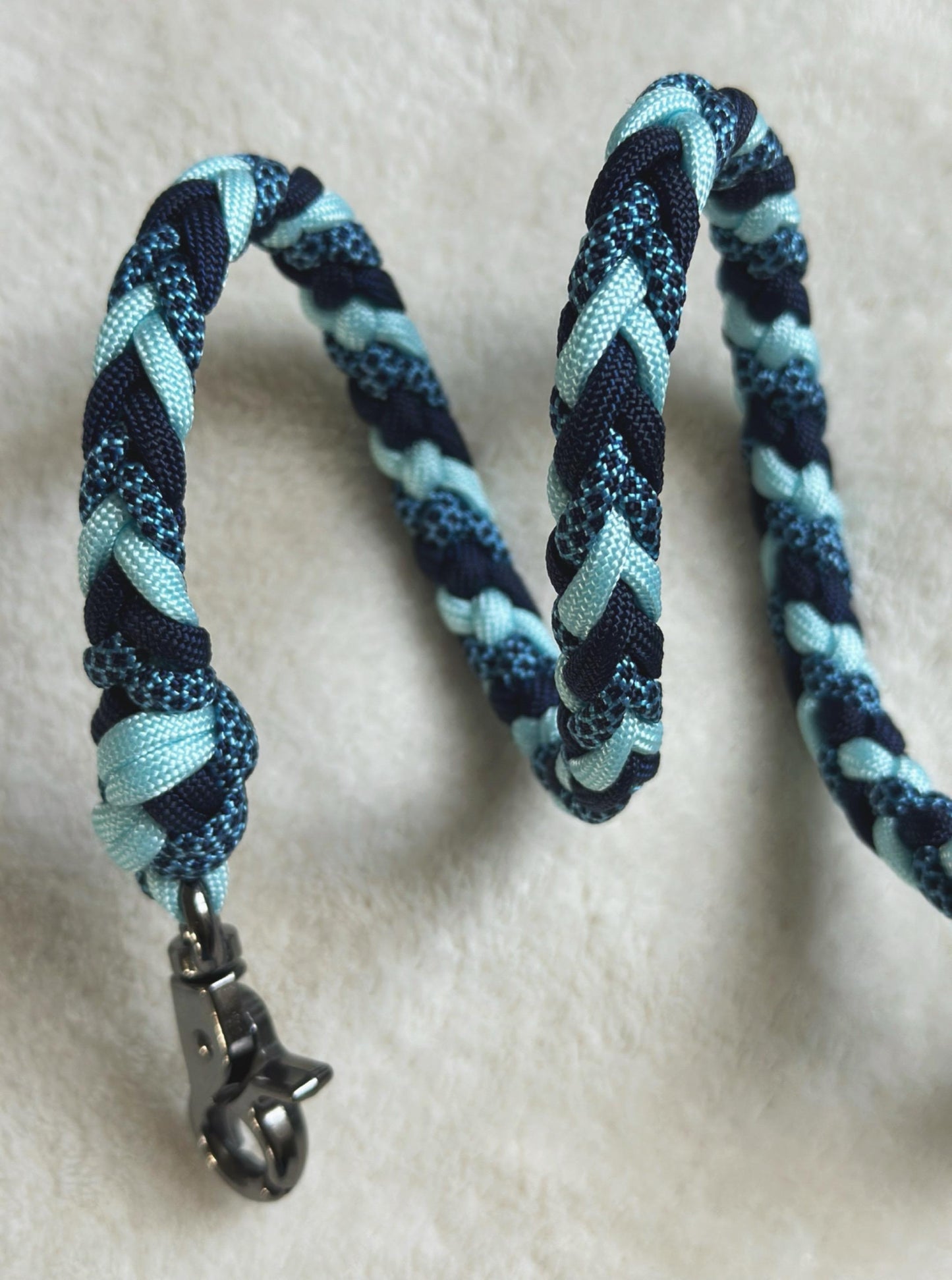 Guinzaglio artigianale in paracord