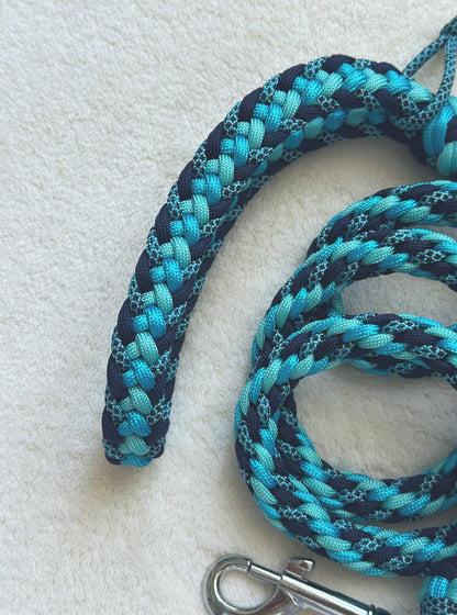 Guinzaglio in paracord azzurro/blu