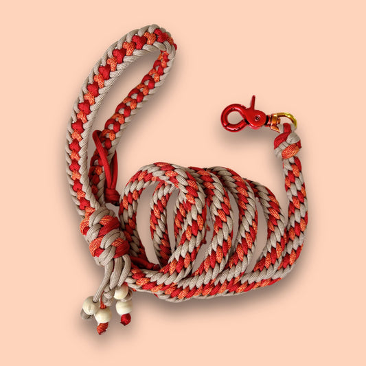 guinzaglio artigianale in paracord rosso e arancione